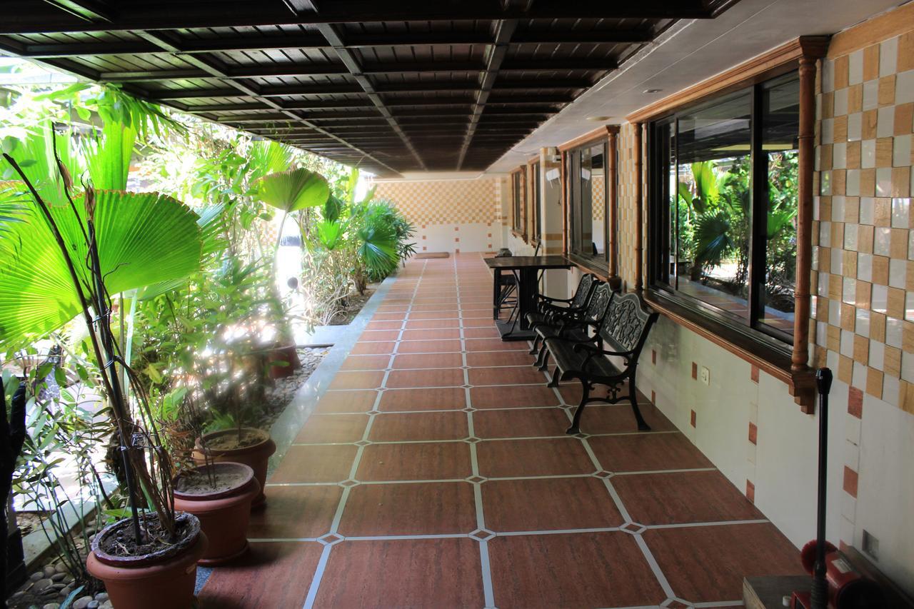 Hotel Orange Inn Sarkhej Exterior foto